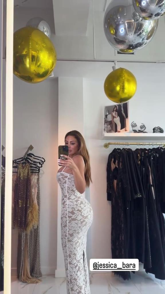 徐娘半老！皮蓬前妻穿吊帶裙自拍，這身材也太炸裂了！