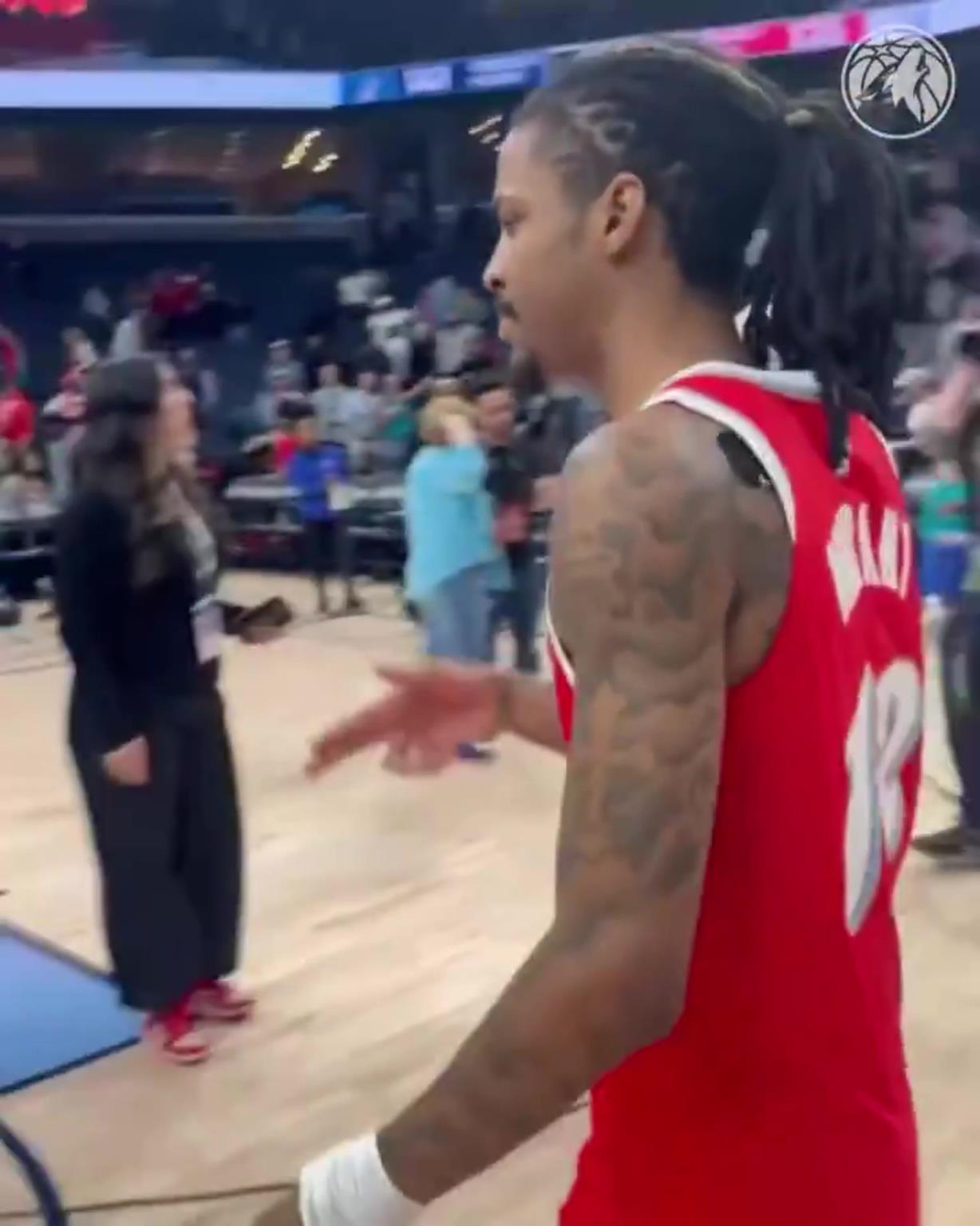 笑死！莫蘭特賽后與華子握手，竟然也是比出“手槍”的手勢(shì)