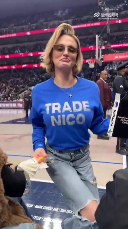 主場(chǎng)不準(zhǔn)球迷打印“解雇Nico”標(biāo)語，女球迷就出此下策