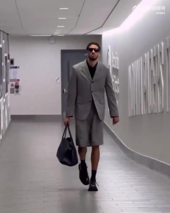 時(shí)尚潮男！哈利今日一身灰西裝短褲墨鏡搭配入場(chǎng) 腿真細(xì)！