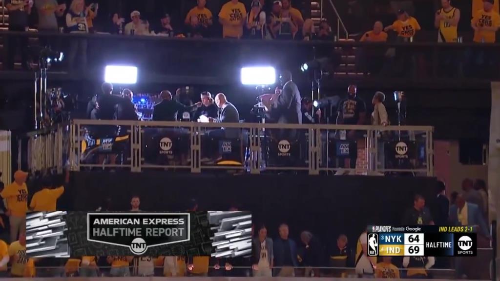 啊？轉(zhuǎn)播鏡頭給到解說看臺，奧尼爾居然抱著一個(gè)人在彎舉