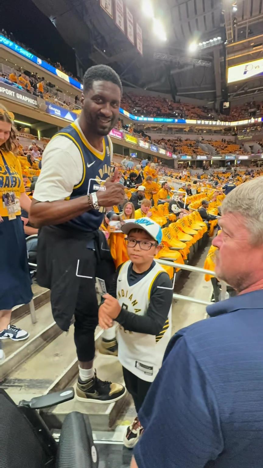 現(xiàn)在真成高圓圓了！步行者名宿希伯特現(xiàn)身主場給小球迷簽名