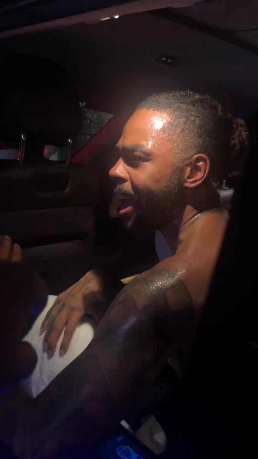 太熱情了！拉塞爾中國行坐車離開球迷們被團(tuán)團(tuán)圍住