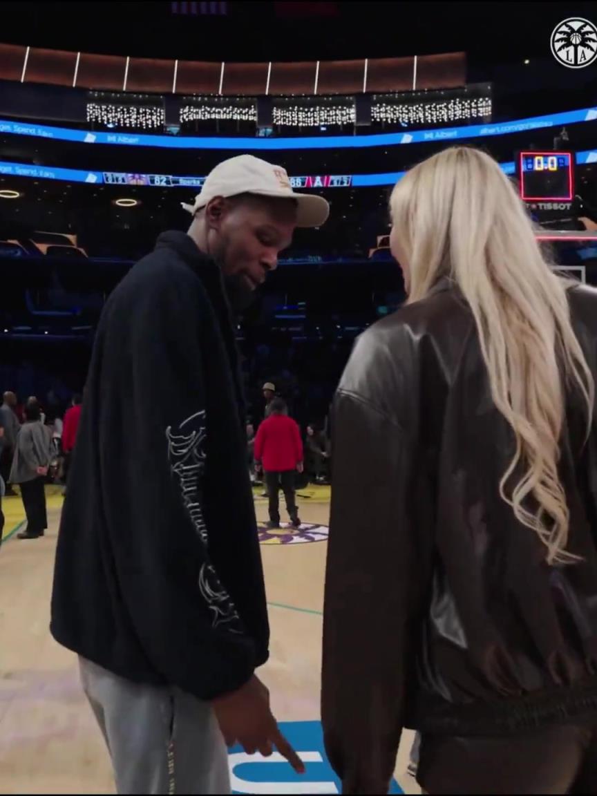 小帥這氣質(zhì)！杜蘭特與庫(kù)里教妹布林克擁抱，眼睛好像一直偷瞟布林克大長(zhǎng)腿