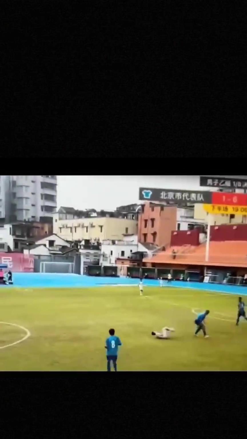 太可怕了！全運(yùn)會驚現(xiàn)殺人足球，球員將對手直接踢骨折