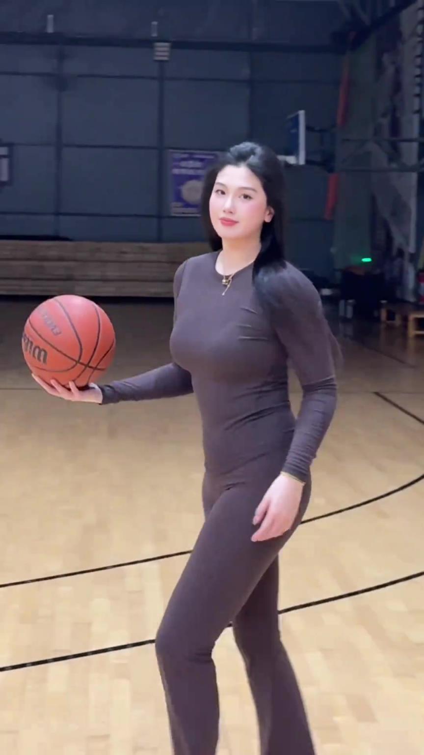 低配版卡戴珊！野球場(chǎng)肘姐這身材，懂的吧友都懂！