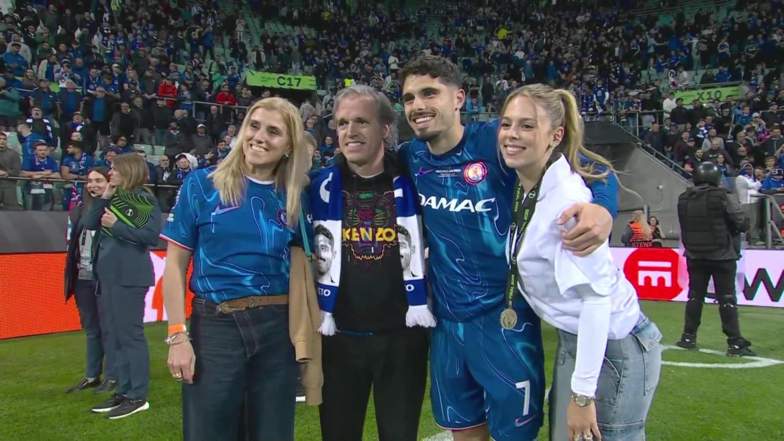 內(nèi)托好福氣！奪冠后高顏值女友來合照，身材相當哇塞！