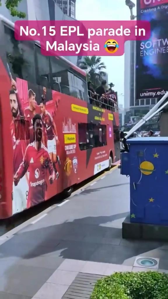 游街示眾？曼聯(lián)在馬來西亞街頭大巴游行，球迷笑噴