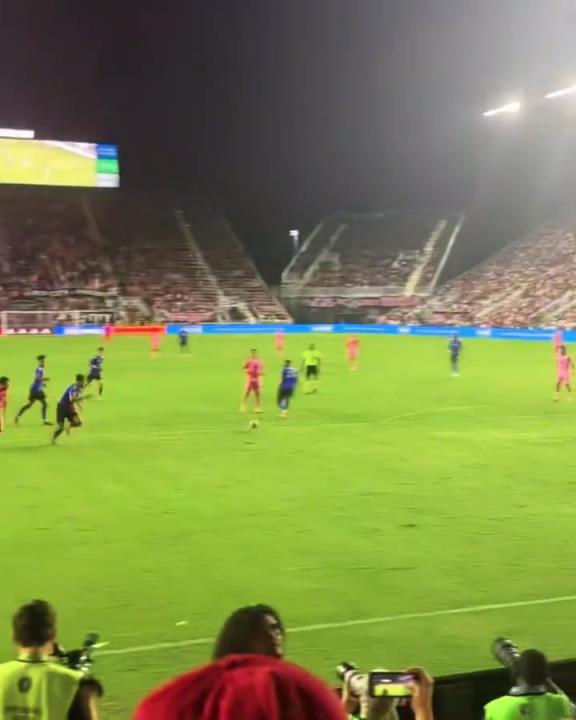 梅老板為了給蘇亞雷斯送個助攻，也是拼了啊