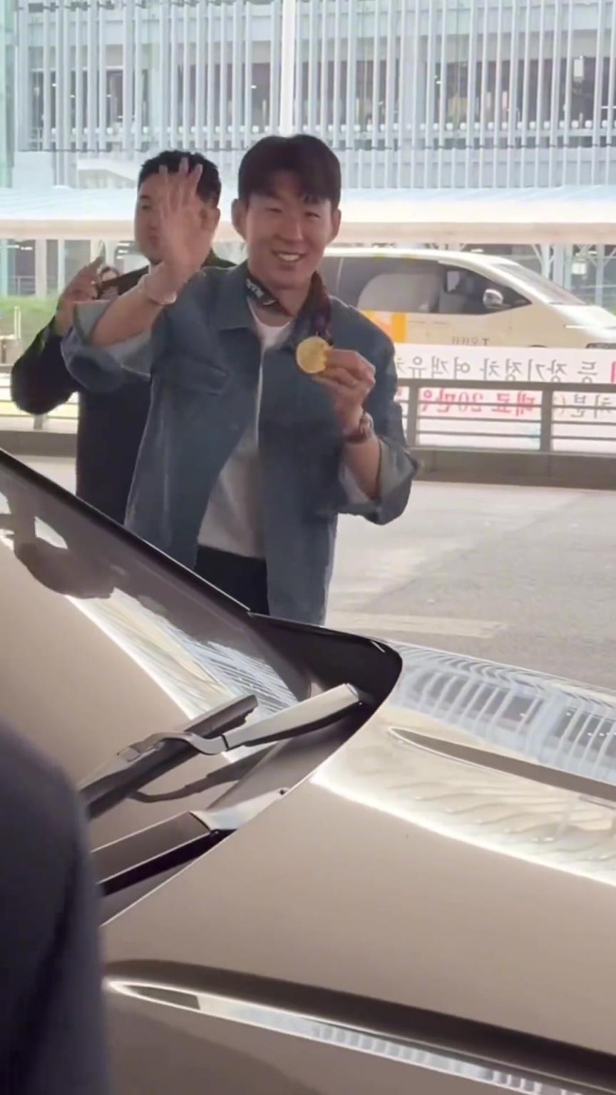 衣錦還鄉(xiāng)！孫興慜返回韓國，眾多女球迷讓其把歐聯(lián)獎牌戴上