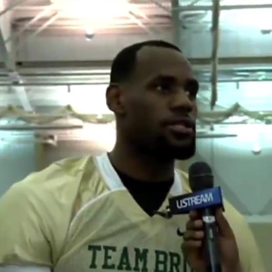 哥兩個(gè)還會(huì)這個(gè)??？11年NBA停擺期間老詹和阿杜組隊(duì)玩橄欖球