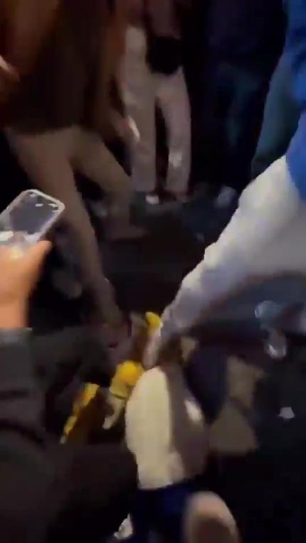 驚！尼克斯大勝步行者后，哈利伯頓遭主場(chǎng)球迷群毆