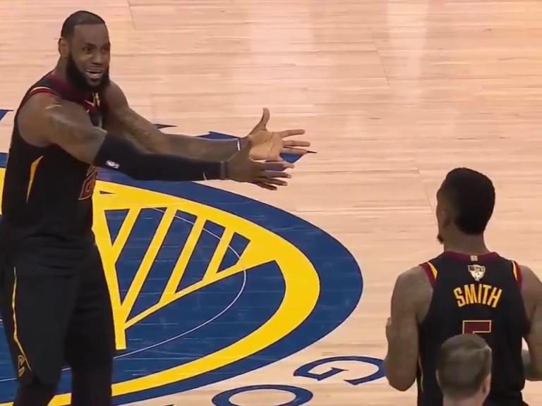 名場(chǎng)面！JR搶下關(guān)鍵籃板沒(méi)看表，老詹質(zhì)問(wèn)JR為何傳球