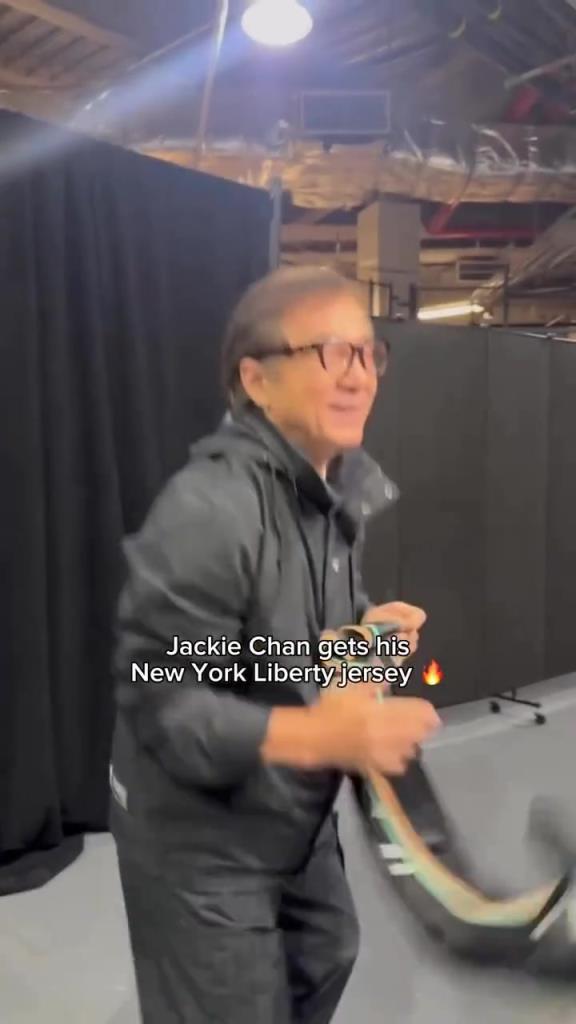 肌肉記憶！成龍這幾下空氣運(yùn)球像是進(jìn)了家具城