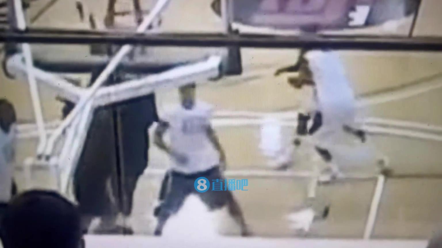 引熱議！美媒翻舊賬：當(dāng)年詹姆斯被大學(xué)生隔扣，耐克沒(méi)收了錄像帶