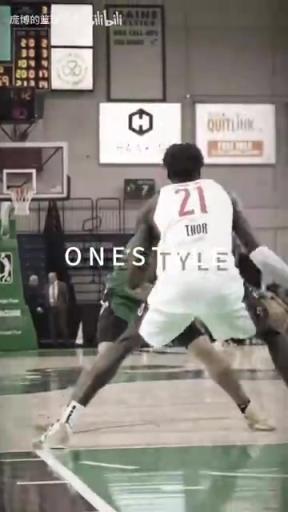 正統(tǒng)美式后衛(wèi)！JD戴維森炒菜后低手合球，對(duì)抗上籃打進(jìn)！
