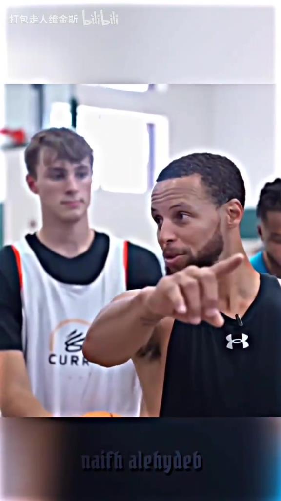 庫(kù)里：其實(shí)這個(gè)暴扣是我教的！當(dāng)弗拉格出現(xiàn)在庫(kù)里的訓(xùn)練營(yíng)！