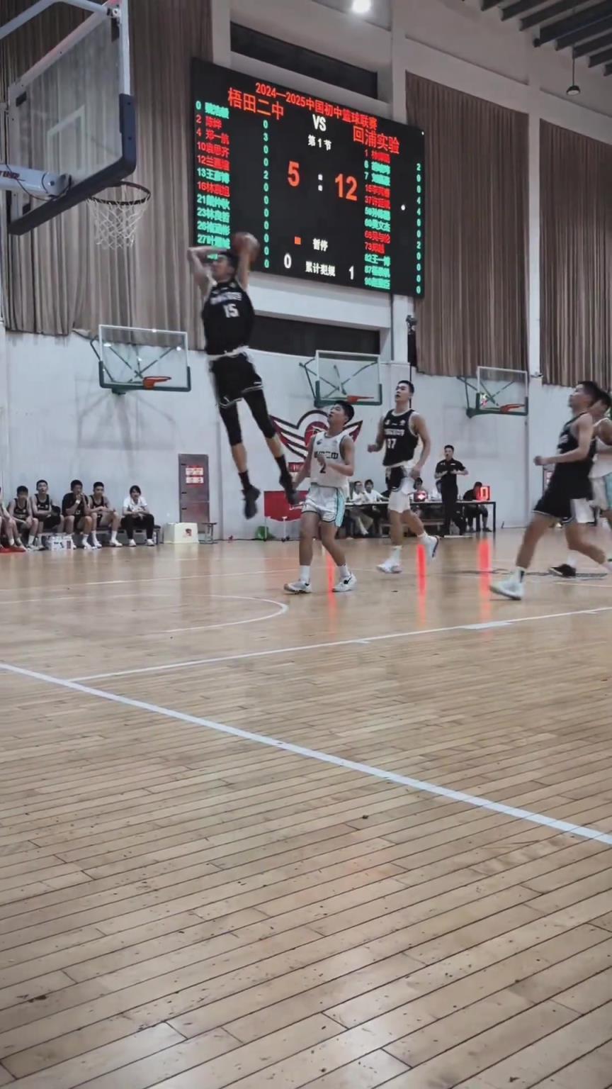 起來(lái)就扣啊！現(xiàn)在的初中生都這么打球的嗎