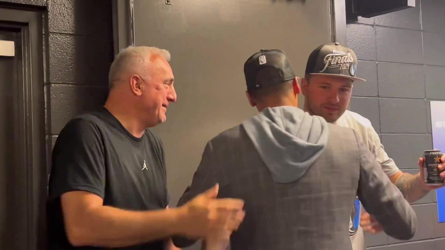 去年的今天，東契奇率隊(duì)殺入總決賽，賽后喝啤酒被芬利沒(méi)收