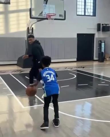 交易價(jià)值急劇下降！字母哥和小球迷單挑被當(dāng)面絕殺