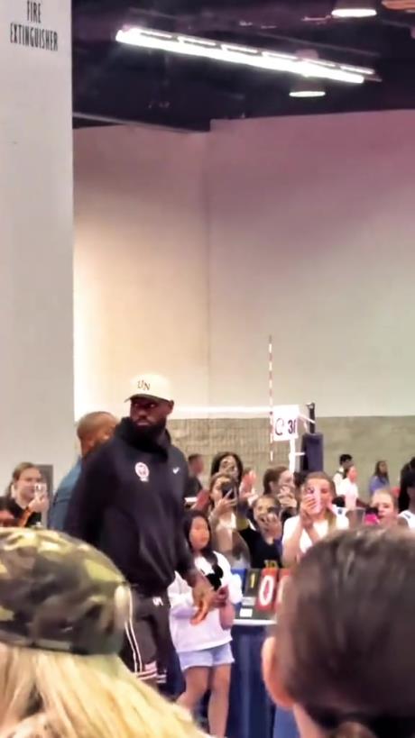 什么是巨星?。≌材匪宫F(xiàn)身排球場被小球迷包圍 這就是行走的流量