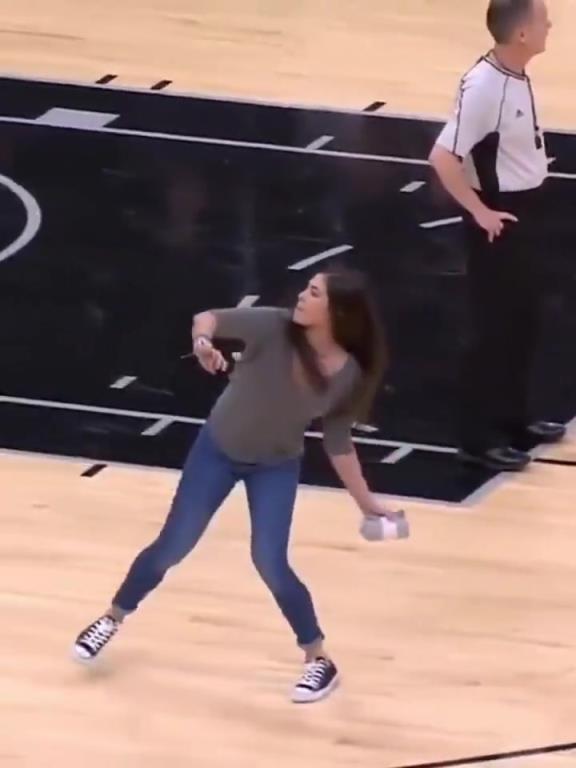 不愧是美國女籃主力，普拉姆的力量太嚇人了