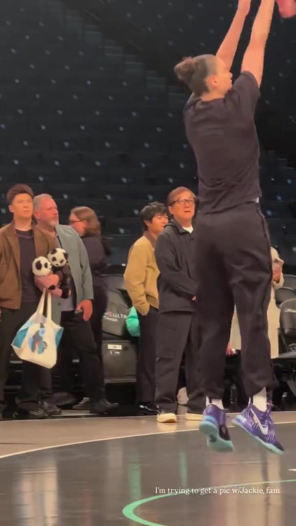 71歲成龍現(xiàn)身巴克萊中心看女籃比賽：她們投籃怎么那么準！?。?>
                                <div   id=