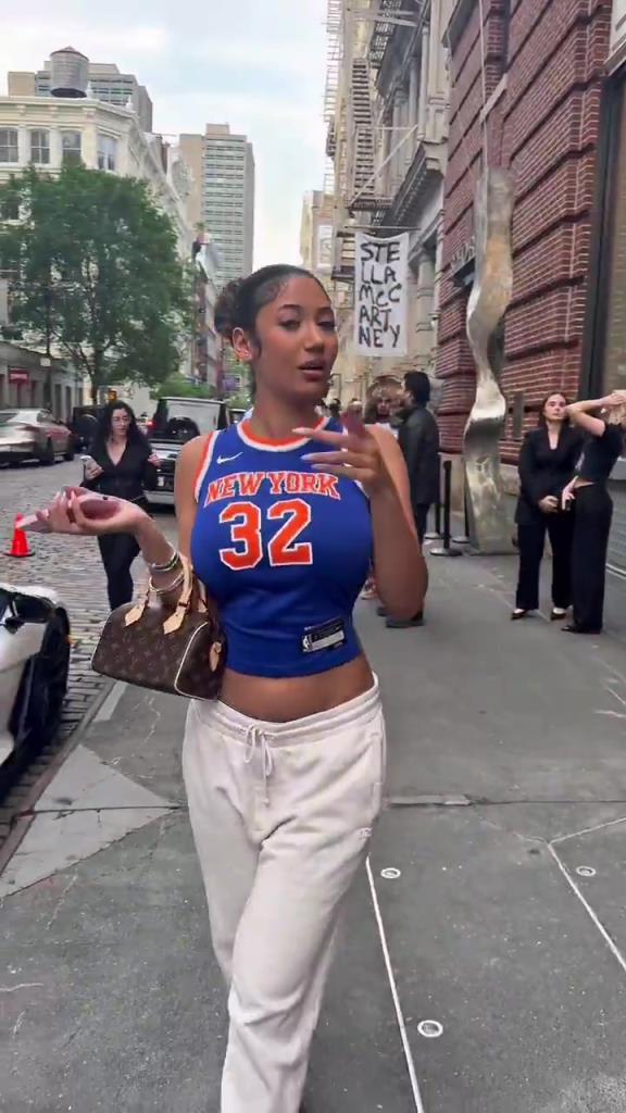 哇塞！一豐滿尼克斯女球迷身穿唐斯球衣，真是太吸引眼球了