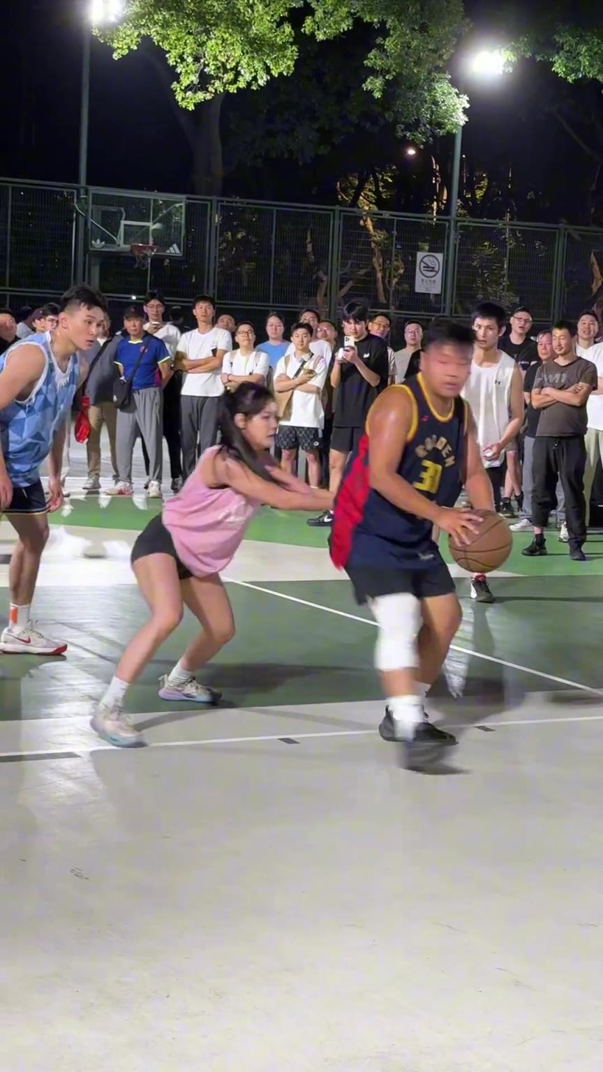 這哥們看見防自己的是女生，一個(gè)勁背打，球也不傳了