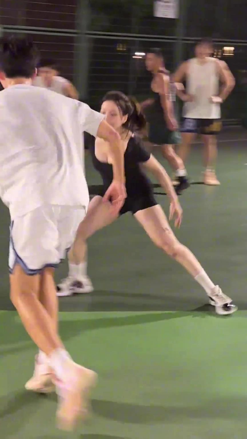 小姐姐防得真兇！瘦點(diǎn)的男生都拿她沒辦法